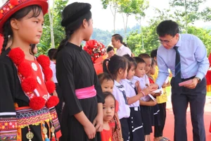 Các em học sinh nhận quà trong hoạt động.
