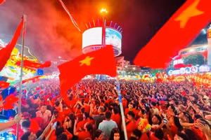 Hàng nghìn người dân và du khách thập phương "nhuộm đỏ" đường phố Tuyên Quang đêm 2/9.