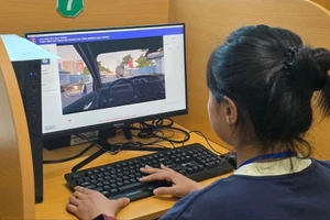 Thí sinh thi bằng lái xe do Công an tỉnh Yên Bái tổ chức lần đầu tiên.