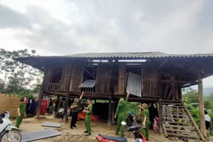 Lực lượng công an hỗ trợ các hộ dân có nhà bị ảnh hưởng mưa lớn gây thiệt hại.