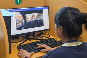 Thí sinh thi bằng lái xe do Công an tỉnh Yên Bái tổ chức lần đầu tiên.