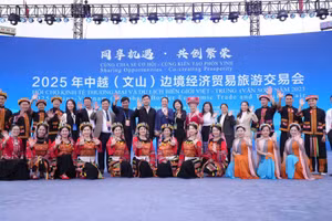 Đoàn Sở Văn hóa Thể thao và Du lịch Tuyên Quang tại châu Văn Sơn (Trung Quốc).