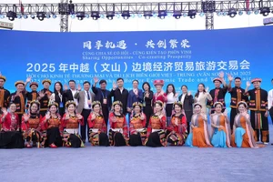 Đoàn Sở Văn hóa Thể thao và Du lịch Tuyên Quang tại châu Văn Sơn (Trung Quốc).