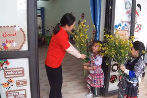 Học trò vùng cao tặng cô giáo những bông hoa cải nhân ngày 8/3. (Ảnh: NTCC)