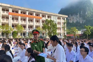 Hoạt động thúc đẩy tinh thần trách nhiệm của giáo viên và học sinh chấp hành nghiêm các quy định pháp luật.
