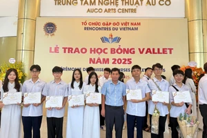 Các em học sinh Trường THPT Chuyên Hà Giang nhận học bổng Odon Vallet.