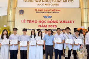 Các em học sinh Trường THPT Chuyên Hà Giang nhận học bổng Odon Vallet.