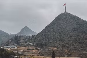 Ngôi làng Lô Lô Chải dưới chân cột cờ Lũng Cú. (Ảnh: Kim Kim)