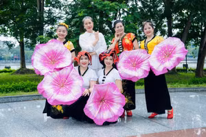 Múa dân gian thu hút người dân Tuyên Quang.