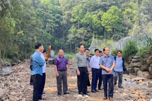 Đoàn kiểm tra 279 tỉnh Tuyên Quang đi thực địa các công trình tại địa phương.