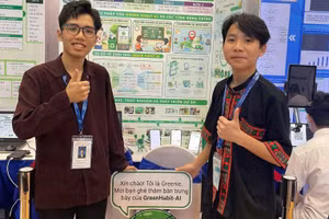 Trần Minh Phương và Đặng Đình Phong (Trường Phổ thông Dân tộc nội trú ATK Sơn Dương).