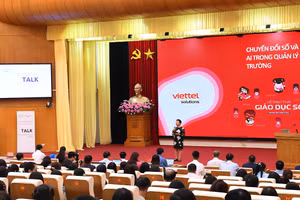 Diễn giả Phạm Thị Ngọc Lan, Giám đốc Trung tâm Giải pháp Giáo dục Số (Viettel) trao đổi nội dung chuyển đổi số và ứng dụng AI trong quản lý nhà trường.