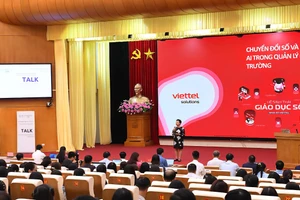 Diễn giả Phạm Thị Ngọc Lan, Giám đốc Trung tâm Giải pháp Giáo dục Số (Viettel) trao đổi nội dung chuyển đổi số và ứng dụng AI trong quản lý nhà trường.