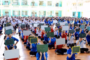 Học sinh sôi nổi tham gia hoạt động rung chuông vàng.