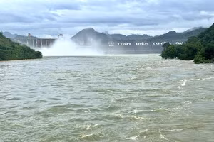 20h ngày 29/9 hồ Thủy điện Tuyên Quang mở 1 cửa xả đáy.