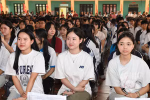 Các em học sinh tham dự lễ khai mạc Kỳ thi chọn học sinh giỏi cấp tỉnh lớp 11 tại Tuyên Quang.