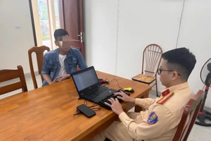 CSGT Tuyên Quang làm việc với người vi phạm.