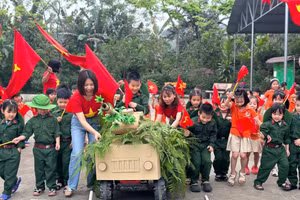 Hoạt cảnh tái hiện lịch sử tạo sự hào hứng cho các em trường Mầm non Minh Quán (Trấn Yên, Yên Bái).