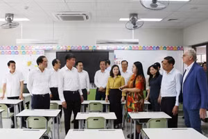 Đoàn thăm Trường quốc tế Canada Lào Cai.