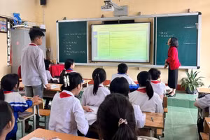 Cô giáo Nguyễn Thị Thu Hà cùng học sinh phân tích kết quả thực hiện nhiệm vụ học tập của học sinh trên hệ thống phần mềm trực tuyến Azota, OLM.