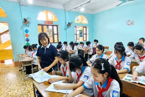 Cô giáo Hoàng Thị Chí trong 1 tiết dạy.