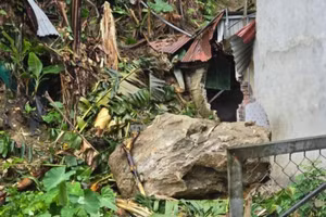 Đá lớn lăn trúng nhà dân tại xã Tân Lĩnh, huyện Lục Yên ngày 19/5.