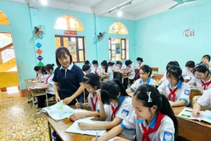 Cô giáo Hoàng Thị Chí trong 1 tiết dạy.