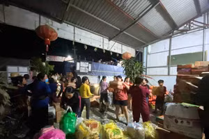 Người dân TP Yên Bái chuyển nhu yếu phẩm đến với vùng lũ miền Trung. (Ảnh: NDCC)