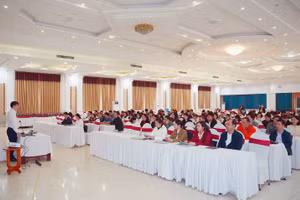 Các giáo viên, cán bộ quản lý đơn vị giáo dục tham gia tập huấn.