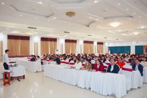 Các giáo viên, cán bộ quản lý đơn vị giáo dục tham gia tập huấn.