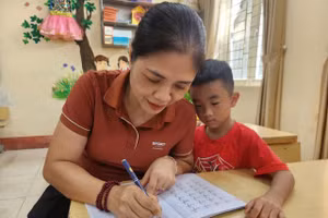 Cô giáo Ngô Thị Thanh Tâm ân cần phụ đạo cho học sinh của mình.