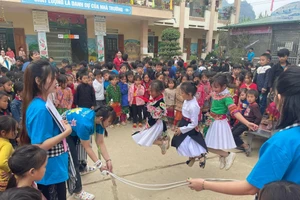 Các em học sinh đến trường với niềm vui, hạnh phúc.