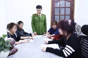 Các em học sinh được bàn giao cho gia đình và nhà trường để tiếp tục học tập. (Ảnh: CATQ)