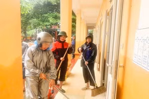 Các thầy cô giáo bắt tay vào việc dọn dẹp vệ sinh và các hoạt động khắc phục sau bão số 3.