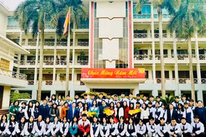 Lãnh đạo Sở GD&ĐT Yên Bái, các thầy cô giáo và các em học sinh chụp ảnh lưu niệm.