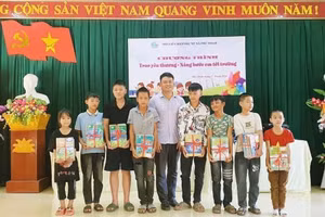 72 em học sinh là trẻ em mồ côi, trẻ em nghèo và trẻ em có hoàn cảnh khó khăn được hỗ trợ.