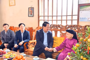 Bí thư Tỉnh uỷ Tuyên Quang Hầu A Lềnh thăm hỏi, chúc Tết Mẹ Việt Nam Anh hùng Lương Thị Hồng. (Ảnh: Thanh Phúc)