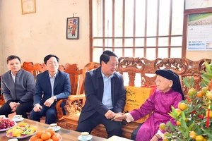 Bí thư Tỉnh uỷ Tuyên Quang Hầu A Lềnh thăm hỏi, chúc Tết Mẹ Việt Nam Anh hùng Lương Thị Hồng. (Ảnh: Thanh Phúc)
