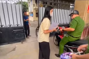 Thí sinh kịp thời đến Điểm thi nhờ sự hỗ trợ của lực lượng Công an xã Vị Xuyên.