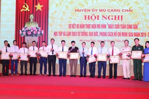 Ngày 2/7, lãnh đạo tỉnh Yên Bái trao thưởng cho các tập thể có thành tích xuất sắc trong thực hiện mô hình "Ngày cuối tuần cùng dân".