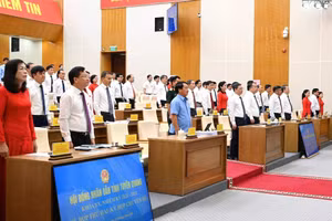 Các đại biểu làm lễ chào cờ. (Ảnh: CTTTQ)