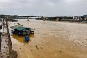 Nước lũ dâng cao, chảy qua địa phận tỉnh Lào Cai.