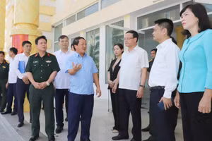 Ông Hầu A Lềnh, Bí thư Tỉnh uỷ Tuyên Quang kiểm tra hoạt động chính quyền địa phương 2 cấp tại Chiêm Hóa. (Ảnh: TTTQ)