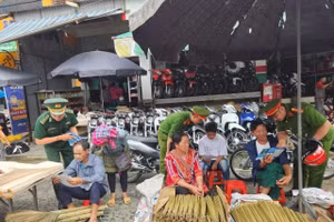 Tuyên truyền cho người dân ở Pà Vầy Sủ, Tuyên Quang. (Ảnh: CATQ)