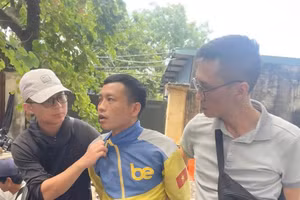 Nguyễn Quang Thoại (áo vàng) bị bắt sau 13 giờ gây án. (Ảnh: CATQ)