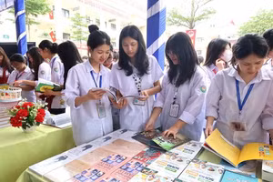 Các em học sinh trong Ngày Sách và Văn hóa đọc tại Yên Bái.
