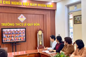 Các giáo viên Trường THCS Lê Quý Đôn theo dõi trực tiếp Đại hội XIV của Đảng qua màn hình ti vi.