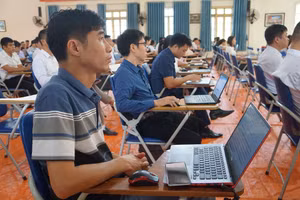 Cán bộ các xã, phường tại buổi tập huấn.