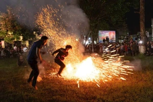 Nhảy lửa là nét đẹp văn hóa của người Pà Thẻn, Tuyên Quang.