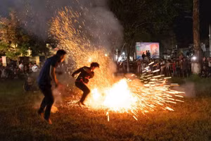 Nhảy lửa là nét đẹp văn hóa của người Pà Thẻn, Tuyên Quang.